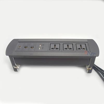 Tirón manual de la toma de corriente universal encima del zócalo de escritorio con los zócalos y el interruptor giratorios