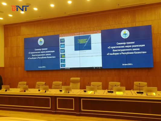 Enseñanza pública y proyecto del entrenamiento en Kazajistán, elevación de escritorio ultra fina del monitor con 17,3” pantallas de FHD