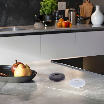 Toma de corriente de mesa empotrada de plástico con puertos de carga USB A+C